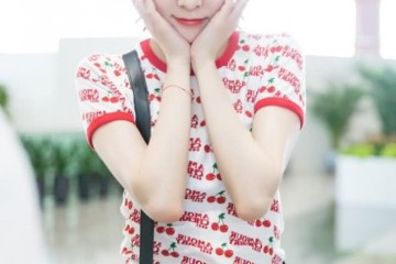 宋妍霏的风格越来越泫雅樱桃T恤调配堆堆裤很in