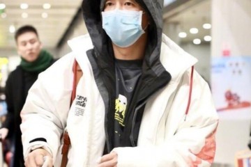 韩庚婚后首度现身带着医用口罩目光略显疲乏