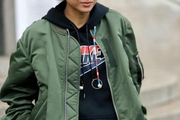 徐濠萦太会混搭飞行员夹克内搭卫衣A爆赤色贝雷帽好吸睛