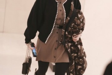 程潇总算换新衣服了棕色连衣裙搭黑色短外套全体精约温暖