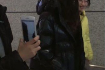 baby机场被抓拍看到她无美颜下的脸总算理解她为啥叫芭比