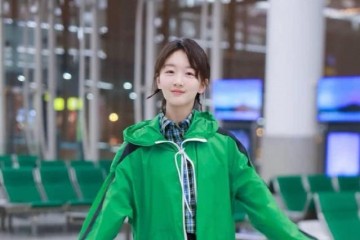 周冬雨胆子有多大牛仔裙比衬衫还短一截嘟嘴斜眼嫩过00后