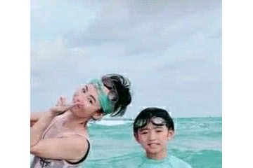 张柏芝晒和儿子海滨休假相片小儿子像极了谢霆锋三个人在一同很温馨