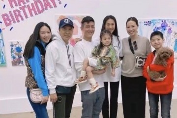 陈冠希分缘真好女儿过生日获甄子丹全家道贺合影中各个颜值高