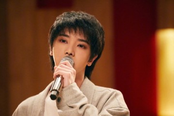 歌手新造型上线华晨宇变日系美少年周深短款外套显腿长