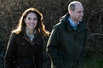 凯特王妃和威廉在山顶散步撒狗粮朴素乡村风也挡不住好气质