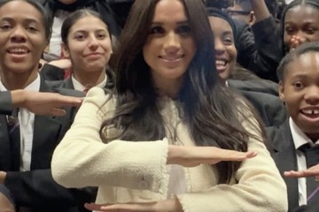 梅根情商变高了夹克配九分裤露脸活动低沉穿戴很有亲和力