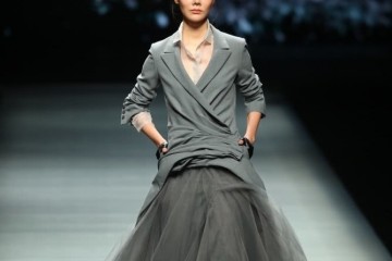 车晓竹竿身段太衰弱穿长摆婚纱看着就重回身都觉得困难