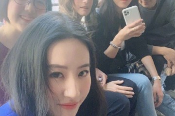 刘亦菲穿金色凤凰裙走红毯单手叉腰动作高雅尽显完美身段曲线