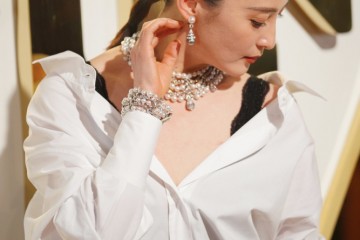 蒋勤勤太有古典神韵美白衬衫调配高腰阔腿裤高档干练性感高雅