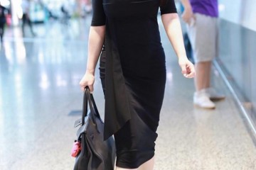 冉莹颖真是撑知名黑色包臀连衣裙绷得好紧勒出完美腰臀比