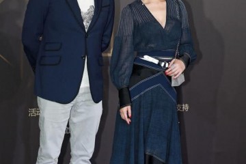 李小冉剪短发更美电水波纹时髦配半透视上衣加半身裙气质冷艳