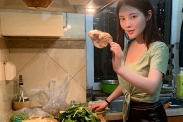 徐冬冬私服更新身穿军绿系带T恤搭超短裤这身段我酸了