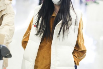 鞠婧祎现身机场黄色套装调配小马甲小个子竟然也有大气场