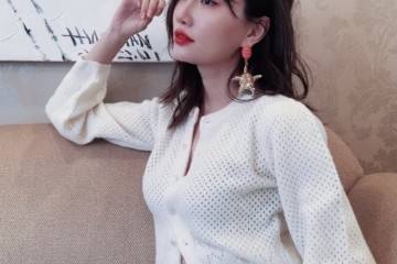 李斯羽晒私服照穿白色针织衫配格纹阔腿裤36岁新鲜十足