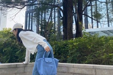 她是我国版的全智贤今穿短款毛衣配牛仔裤大长腿藏不住了