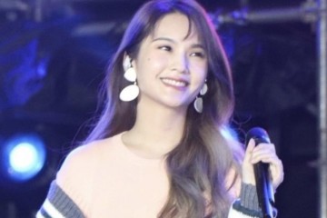 杨丞琳穿衣尽耍小心计V领直接开到肚脐