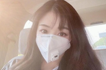 张含韵近照曝光空气刘海少女感十足化身健身达人