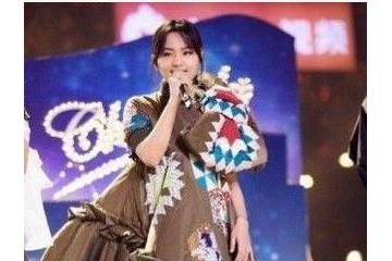 周笔畅的机场穿衣风格与其他明星不同网友搞艺术的便是不一样