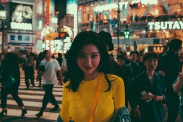 景甜分手后完全放飞自我了成心把衣服穿小一码身段堪比过山车