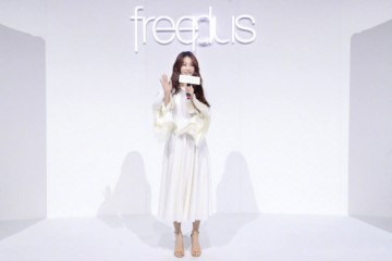 田馥甄身穿白衬衫搭牛仔裤把圆弁冕戴上休假风就装扮出来了