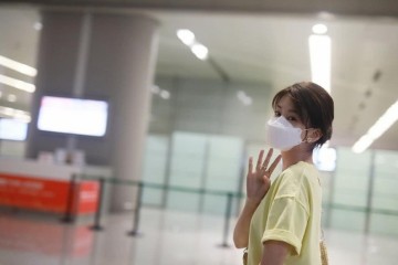 先酸为敬乔欣精约T恤配紧身牛仔裤现身机场零皱褶美腿超上镜