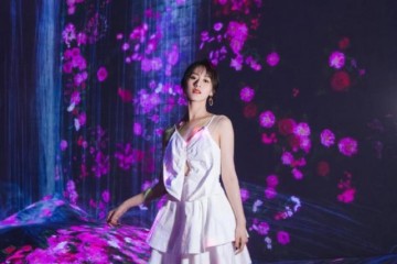 袁冰妍真会玩在衣服中心挖个洞调配金箔鞋更抢眼