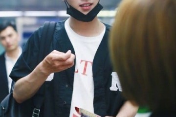 肖战机场被粉丝拍忘了开美颜遽然接近镜头那刻令全网女生痴迷