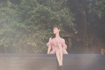 官宣后抓住时机张檬穿粉色泳装大秀性感身段凹凸有致肤白胜雪