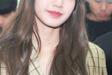 Lisa开端对刘海下手了换掉齐刘海显露高脑门更像芭比娃娃了