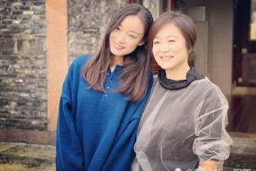 倪妮最新美拍真豪穿1万3毛衣配1万4包32岁肤质白得像打了蜡