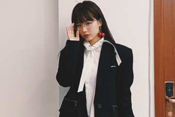 徐梦洁的特性穿搭真时尚黑色西安装不规则衬衫看上去特性十足