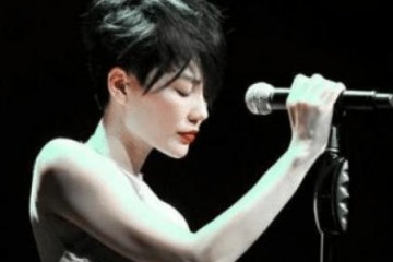 王菲女儿李嫣现身paty花枝招展14岁打扮成20岁的容貌