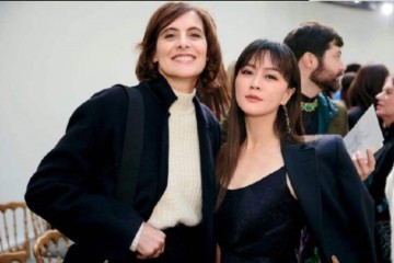 田海蓉贵族气质强壮身穿西服内搭吊带连衣裙凹造型美炸了