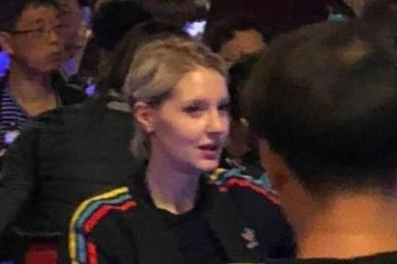 网友非洲偶遇撒贝宁配偶妻子李白皮肤似雪撒贝宁满面春色