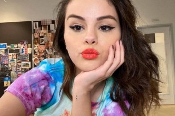 赛琳娜摄影露素颜针织衫运动裤装扮随性瘦出V字脸精美又耐看