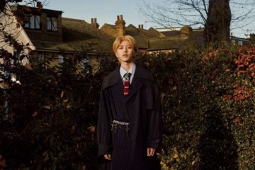 蔡徐坤金发造型出镜浅蓝衬衫加条纹不规则大衣贵气英伦风