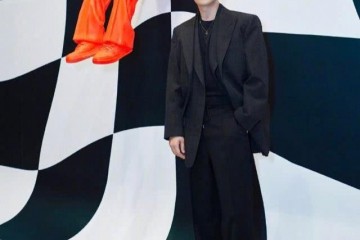 朱一龙一身黑西装露脸裤腿竟然长到拖地头上的橙色双腿太怪异