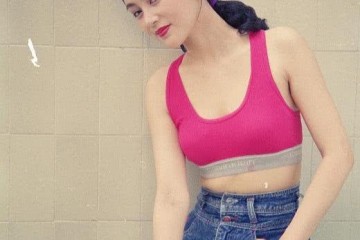 陈红年轻时好敢穿玫红运动内衣配牛仔裤勒出的小肚子好实在