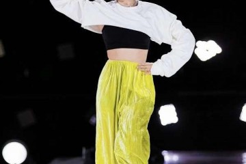 宋茜又出新造型金黄色阔腿裤穿出新风格不秀长腿改秀小蛮腰