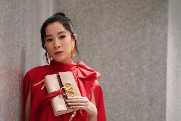 佘诗曼中年还扎丸子头减龄又心爱赤色大氅裙衬出好气色