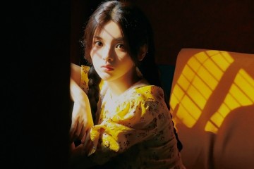 杨逾越身穿黄色印花长裙扎着两个麻花辫充溢少女纯洁的气质