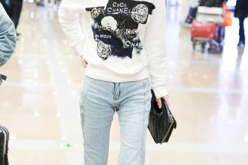 孟子义轻装走机场休闲穿搭掩盖好身材素颜略显瘦弱恰似路人