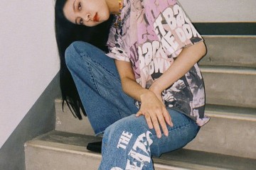 宋妍霏身穿披头士联名款T恤调配印字阔腿裤演绎复古幽默感