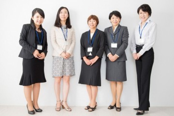 男人着西装领带女士穿高跟鞋这是天经地义的知识作业上有这样的必要吗