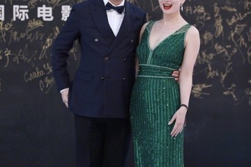 徐峥陶虹露脸电影节台上穿西装革履礼衣裙台下却裹上了羽绒服