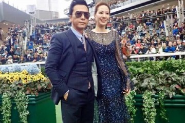 甄子丹老婆汪诗诗气质不输超模穿深蓝色薄纱连衣裙洋气又高雅