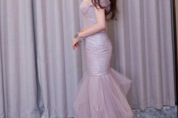 51岁伊能静不服老穿灰色露肩纱裙清雅温顺美的不像话