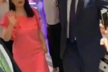 李湘穿粉红色连衣裙找不到腰走路需搀扶网友伙食费又涨了