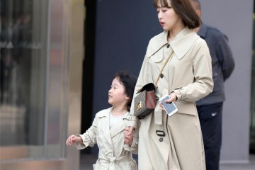 街拍小姐姐蛇皮纹路的褐色皮质短裙高腰样式显得身段特别美观